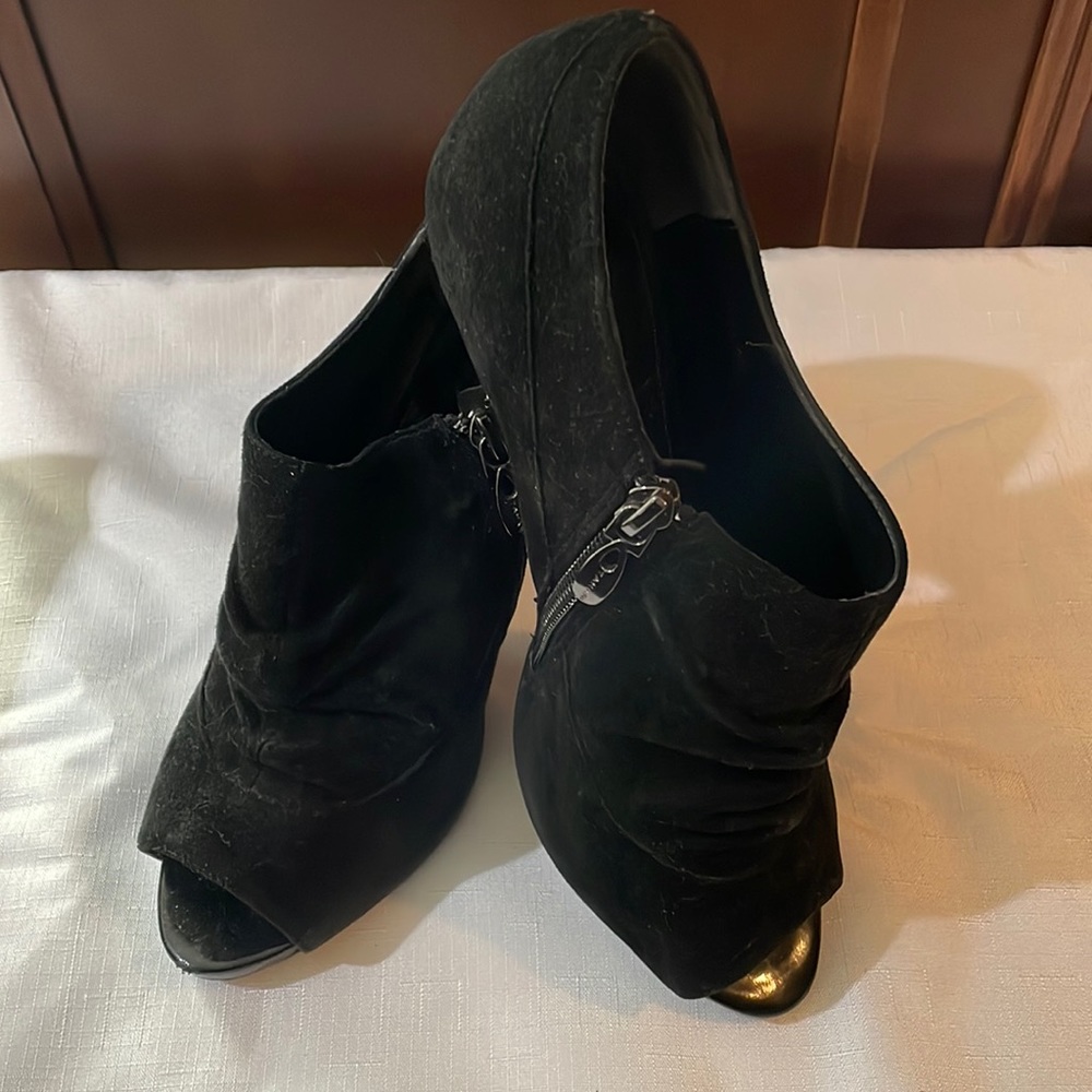 TAHARI black suede bootie size 9